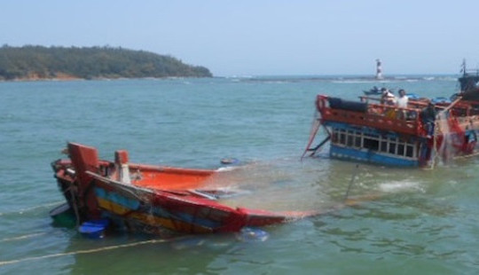 Tàu cá chìm trên biển, 18 ngư dân may mắn được cứu sống