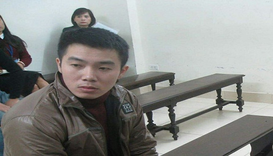Bịt mặt, dùng dao đe dọa cướp vòng của bạn học