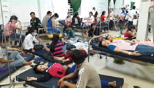 Hơn 120 công nhân nhập viện vì ngộ độc thực phẩm