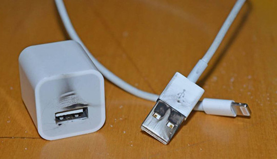 Cảnh báo độ an toàn trên các bộ sạc Apple nhái