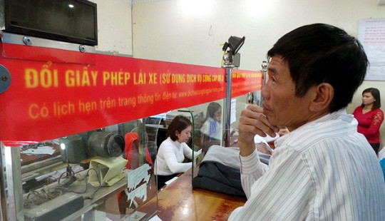 Vụ đổi giấy phép lái xe: Cơ quan tham mưu văn bản trái luật bị xử lý thế nào?