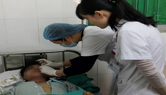 Cứu sống bệnh nhân bị súng hoa cải bắn vào mặt