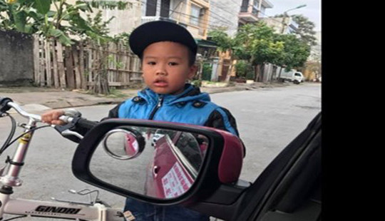 Dân mạng cảm kích cậu bé 7 tuổi đứng lại xin lỗi khi đâm xe đạp vào taxi
