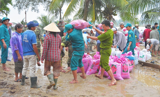 Quảng Nam: Đường bê tông bị lũ cuốn, hàng trăm hộ dân bị cô lập