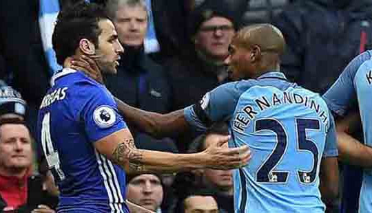 Aguero và Fernandinho bị treo giò vì chơi thô bạo