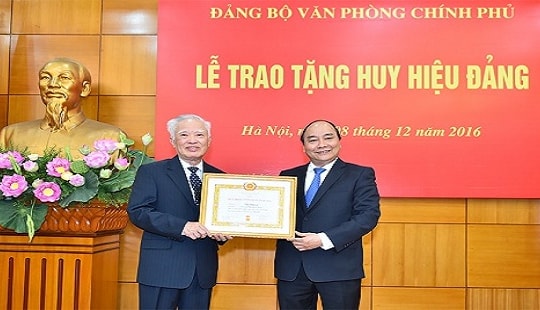 Thủ tướng Nguyễn Xuân Phúc trao Huy hiệu Đảng cho nguyên Phó Thủ tướng Vũ Khoan