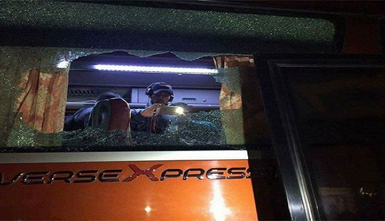 Cổ động viên quá khích tấn công xe chở tuyển Indonesia