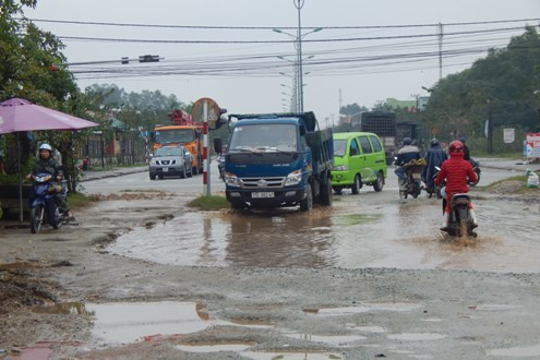 Dân khổ vì tỉnh lộ thành … ao nước