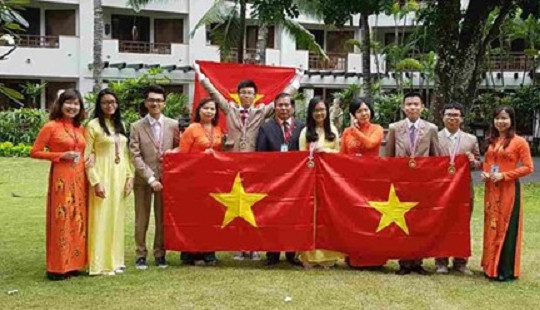 Học sinh trường THPT chuyên Hà Nội – Amsterdam dành huy chương vàng Olympic IJSO