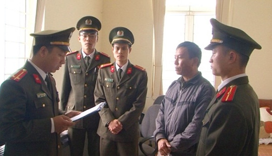 Thanh Hóa: Bắt giam nguyên Chủ tịch UBND xã và cán bộ địa chính