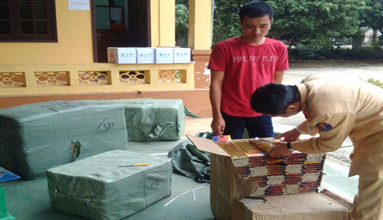 Nghệ An: Bắt xe khách vận chuyển gần 100kg pháo nổ