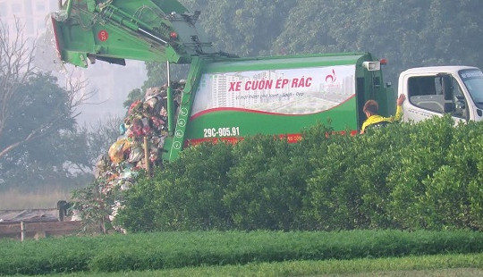 Chủ tịch UBND TP Hà Nội chỉ đạo làm rõ vụ xả chất thải xuống hành lang xả lũ sông Hồng