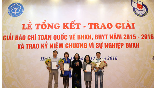 Trao “Giải Báo chí toàn quốc về BHXH, BHYT năm 2015- 2016”