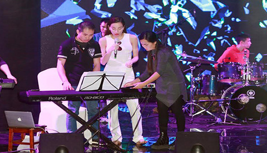 Hồ Ngọc Hà tháo giày, đi chân trần tập nhạc chuẩn bị cho "Tình đông" tại Hà Nội