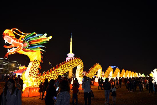 Hàng vạn người chen chân thưởng ngoạn Lễ hội đèn lồng Việt Nam- Hàn Quốc 2016