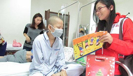 Gặp cô gái ung thư máu gửi hi vọng vào tranh