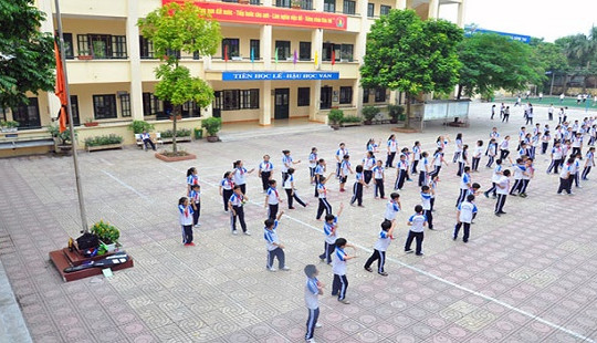 Cột cờ đổ sập, học sinh lớp 7 may mắn thoát chết