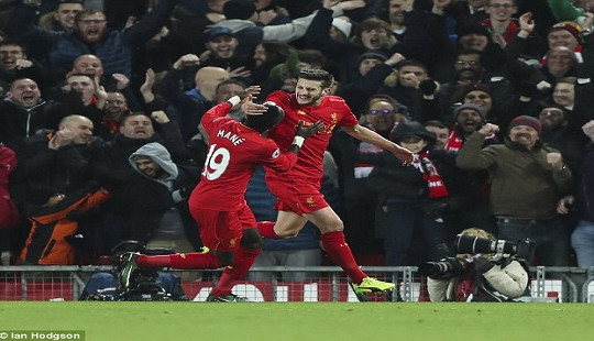 Đá bại Stoke, Liverpool bám sát Chelsea