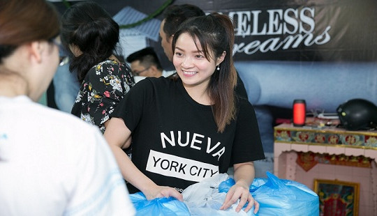 Thủy Top “lăn xả” nấu ăn cho người vô gia cư