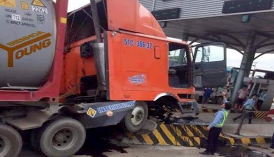 Xe container lạc tay lái lao lên dải phân cách trạm thu phí