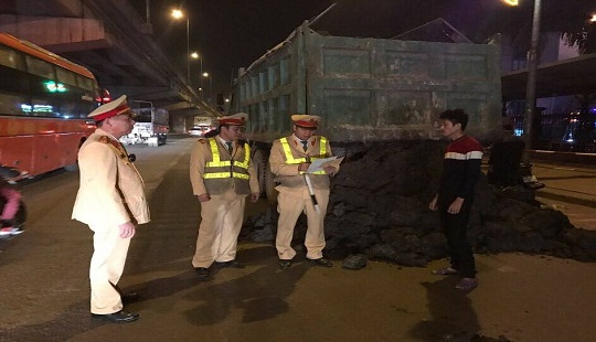 Hà Nội: Lợi dụng đêm tối, đổ trộm chất thải ra giữa đường