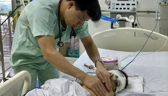 Bé trai 20 tháng tuổi bị ti vi rơi vào đầu