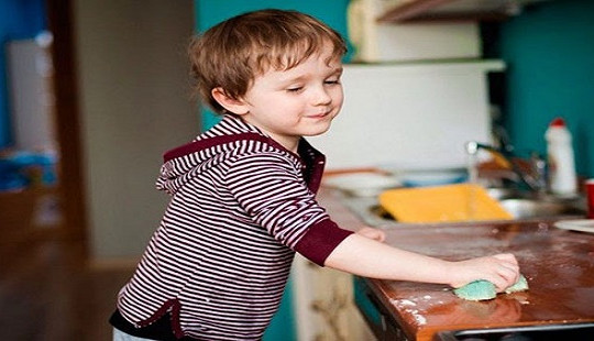 Dạy trẻ chịu trách nhiệm thông qua làm việc nhà