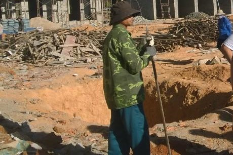 Thi thể người đàn ông nằm dưới hố ga sau công trường xây dựng