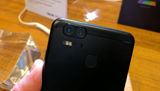 Cận cảnh Asus ZenFone 3 Zoom với máy ảnh kép tại CES 2017