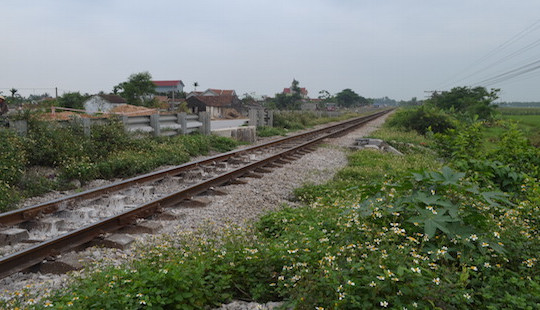 Băng qua đường dân sinh, người đàn ông bị tàu hỏa cán chết