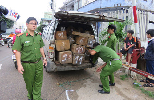 Xe chở gỗ lậu tông gãy gác chắn tàu hỏa