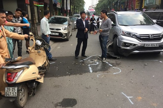 Tai nạn giao thông liên hoàn khiên một cháu bé mắc kẹt trong gầm ô tô