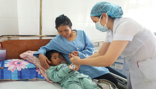 Gắp thành công chiếc kèn nhựa mắc trong cổ họng bé trai 6 tuổi