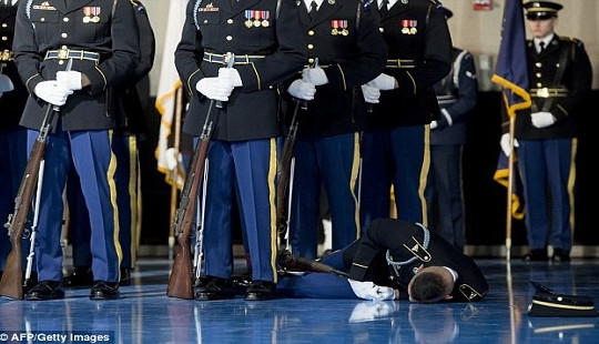 Lính Mỹ bất ngờ ngất xỉu khi Obama chào từ biệt các lực lượng vũ trang