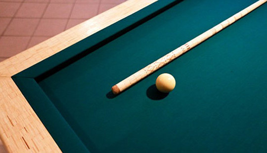 Chiếc bàn billiards được ghép từ 1,85 triệu que diêm