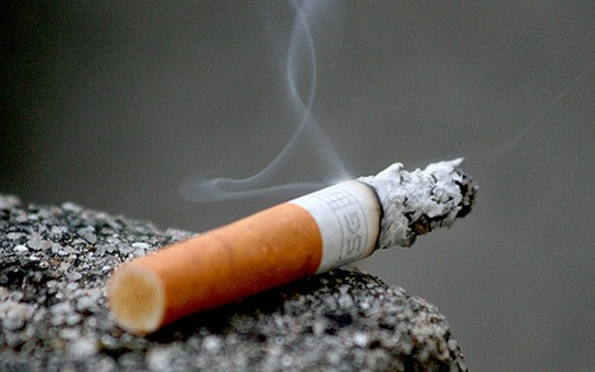 Từ 1/2, gạt tàn thuốc lá bừa bãi có thể bị phạt đến 1 triệu đồng