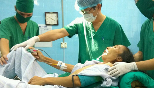Cắt bỏ thành công khối u 2,5kg cho người phụ nữ dị tật