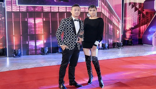 Á hậu Trương Thị May sánh đôi cùng MC Anh Tuấn trên thảm đỏ