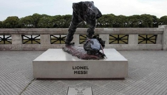 Tượng Messi tại Argentina bị phá