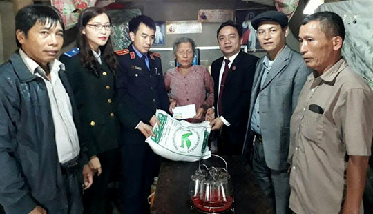 TAND huyện Thanh Chương tặng quà cho người nghèo đón Tết