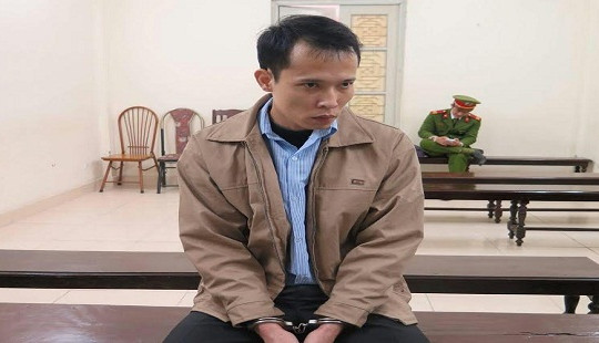 Liên tục mua đồ trả góp bằng giấy tờ giả