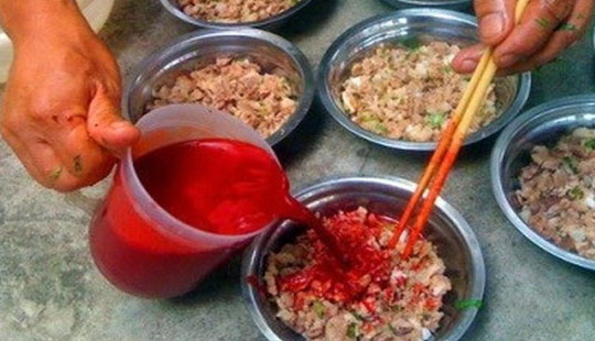 Bộ y tế khuyến cáo người dân không nên ăn tiết canh lợn trong dịp Tết