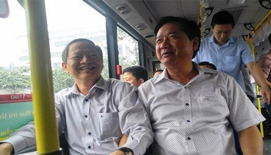 Bí thư Đinh La Thăng đi thử xe buýt 5 sao tại sân bay Tân Sơn Nhất