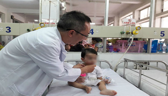 TP.HCM: Bé 1 tuổi rách thực quản do thìa đâm vào cổ họng