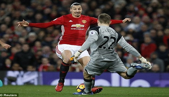Ibrahimovic lập công, Man Utd kéo dài chuỗi trận bất bại