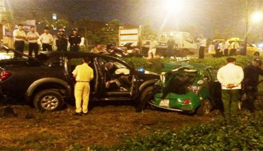 Va chạm, xe ô tô bán tải và taxi "bay" khỏi làn xe, 4 người bị thương nặng