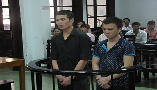 Cướp giật gây tai nạn bỏ chạy rồi quay lại Công an xin xe