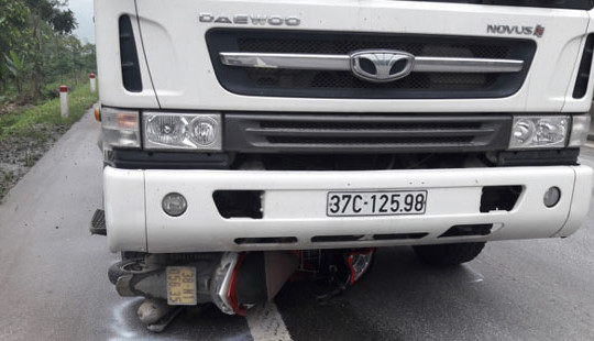 Xe máy kẹp ba lao vào ô tô, ba thanh niên nguy kịch