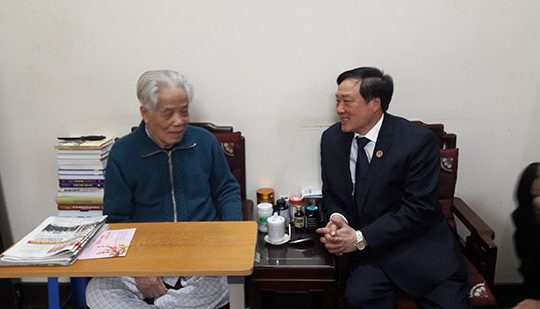 Chánh án TANDTC Nguyễn Hoà Bình chúc Tết các đồng chí lão thành cách mạng
