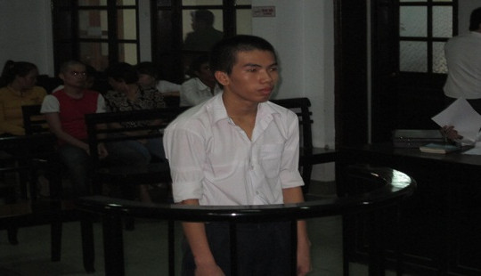 Anh em, chú cháu đánh nhau vì chiếc xe máy dựng giữa đường